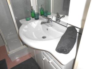 W łazience znajduje się umywalka i ręcznik. w obiekcie Casa Vacanze NATASCIA w Trieście