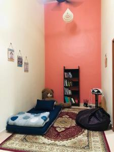 Habitación infantil con cama y estante para libros en SOFEA HOMESTAY Islam sahaja en Seremban