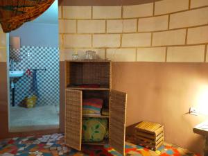 uma sala de brinquedos com uma prateleira no canto em Campement Baobab em Poponguine