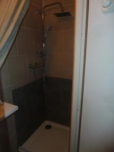 een badkamer met een douche en een glazen deur bij AU CHANT DU COQ in Voulême