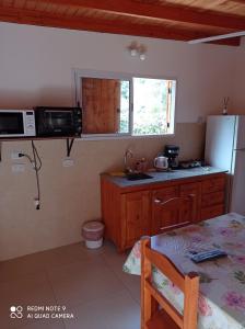 eine kleine Küche mit Spüle und Kühlschrank in der Unterkunft Complejo Valhalla 4 a 300 mts de la PLAYA in Mar Azul