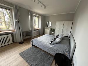 sypialnia z łóżkiem i lustrem w obiekcie Cicha 25 w mieście Katowice