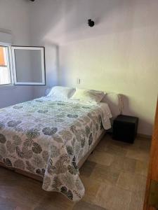 Schlafzimmer mit einem Bett und einem Fenster in der Unterkunft Linda casa em Barra do Una in São Sebastião