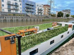 ein Boot mit einem Tisch auf der Seite in der Unterkunft Judith Barge in Colchester