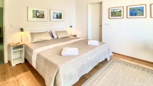 a bedroom with a large bed in a room at Nautilus-Bay Apartments - Exklusive Suite in erster Reihe - Suite 320 in Zavala