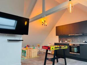 uma cozinha com uma mesa com um brinquedo de lego em Family Appartement 'MarieO' with Game Room and outdoor facilities em Gistel