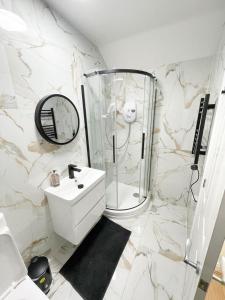 חדר רחצה ב-Luxury Stylish studio Flat +spacious Bathroom-no 6