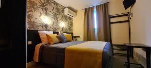 Postel nebo postele na pokoji v ubytování Hôtel L'Etoile Aéroport - A61