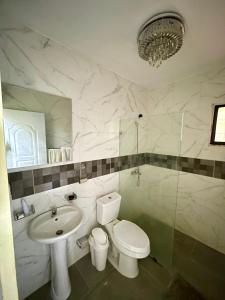 a bathroom with a toilet and a sink at Exclusiva casa de campo con Piscina in Pedro Brand