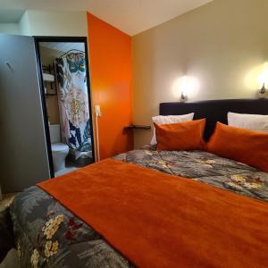 Postel nebo postele na pokoji v ubytování Hôtel L'Etoile Aéroport - A61