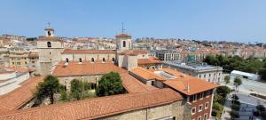 vistas a la ciudad desde el techo de un edificio en SUITE HAUS Catedral, en Santander