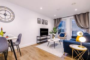 Et sittehjørne på Waterhouse Suite - Modern 2 Bed in Manchester City Centre- Perfect for Family, Business and Leisure Stays by Dreamluxe