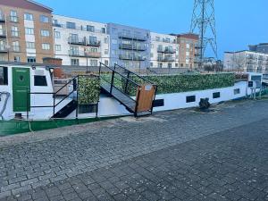 科尔切斯特Judith Barge的城市街道上的一条船上的楼梯