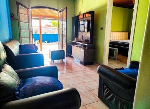 ein Wohnzimmer mit 2 Sofas und einer Küche in der Unterkunft Casa 46 in São Sebastião