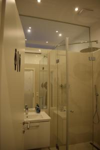 y baño con ducha acristalada y lavamanos. en Apartment Vienna 11, en Viena