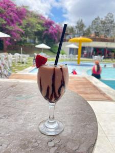 a chocolate shake with a strawberry in a wine glass at Gravatá - Apartamento Família no Monte Castelo in Gravatá