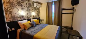 Postel nebo postele na pokoji v ubytování Hôtel L'Etoile Aéroport - A61