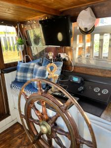 uma vista de uma roda em um rv em Judith Barge em Colchester