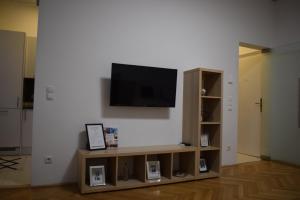 sala de estar con TV de pantalla plana en la pared en Apartment Vienna 11, en Viena