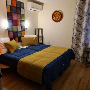 Postel nebo postele na pokoji v ubytování Hôtel L'Etoile Aéroport - A61