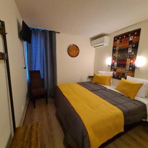 Postel nebo postele na pokoji v ubytování Hôtel L'Etoile Aéroport - A61