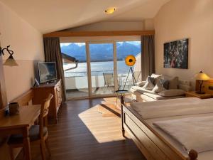 Postel nebo postele na pokoji v ubytování Hotel Fischer am See