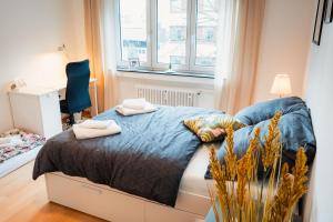 Een bed of bedden in een kamer bij Moderne 3-Zimmer-Wohnung in Top-Lage