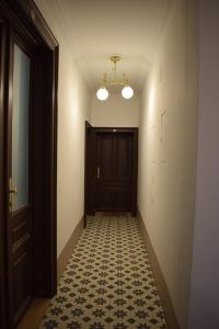 pasillo vacío con puerta y suelo de baldosa en Apartment Vienna 11, en Viena