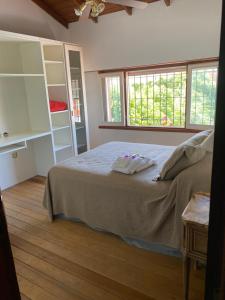 ein Schlafzimmer mit einem Bett mit zwei Handtüchern darauf in der Unterkunft Santa Cruz 5761 in Mar del Plata