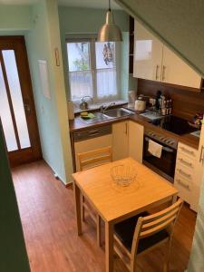 cocina con mesa de madera y suelo de madera en TinyHome_Haus_Helene, en Bad Honnef am Rhein