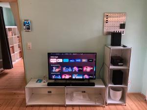 En TV eller et underholdningssystem på TinyHome_Haus_Helene