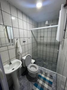 uma casa de banho com um WC e um lavatório em Pousada Gaivotas em Trindade