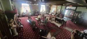 einen Blick über ein Zimmer mit Stühlen und Tischen in der Unterkunft Karsten Hotel in Kewaunee