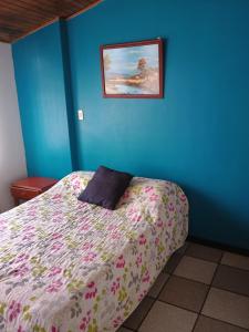 um quarto com uma cama e uma fotografia na parede em Villa Antonio em Zipaquirá