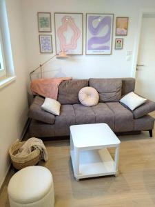 a living room with a couch and a table at Le COCON, appartement moderne et cosy in Dinsheim
