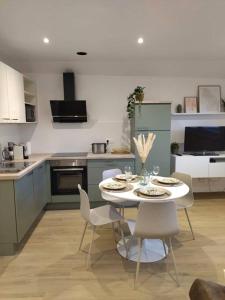 a kitchen with a table and chairs in a kitchen at Le COCON, appartement moderne et cosy in Dinsheim