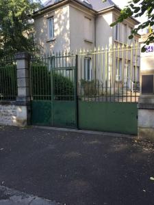 une porte verte devant une maison dans l'établissement Appart au centre ville avec parking privé et wifi, à Auxerre