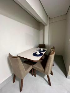 a dining room with a table and chairs at Zaffir Apartamento in Cuiabá