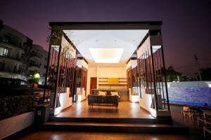 un edificio con porche y sofá en Perfect Luxury @ Henrietta’s Residence, en Accra