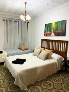 een slaapkamer met 2 bedden en een kroonluchter bij Valencia Well Located Shared Apartment in Valencia