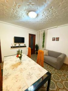 een woonkamer met een tafel en een bank bij Valencia Well Located Shared Apartment in Valencia