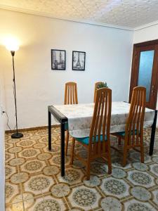 een eetkamer met een tafel en vier stoelen bij Valencia Well Located Shared Apartment in Valencia