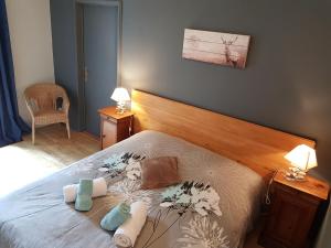 a bedroom with a bed with two towels on it at La Girandole B&B et Location d'Appartement in Arvieux