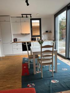 eine Küche mit einem Tisch und Stühlen im Zimmer in der Unterkunft Ruhige Ferienwohnung in Oberhaching bei München in Oberhaching