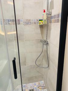 eine Dusche mit Glastür im Bad in der Unterkunft Music Box from 10 mn Paris centre in Saint-Ouen