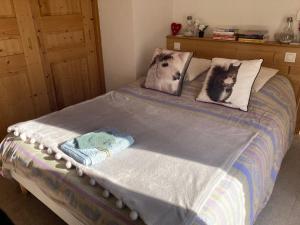 een bed met twee dekens en kussens erop bij Aristide Briand in Moutiers