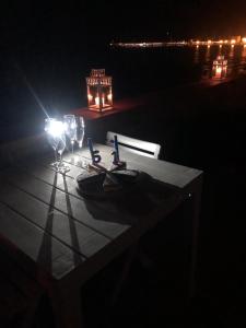 una mesa con luces en la oscuridad en La Terrazza nel Mare en Acciaroli