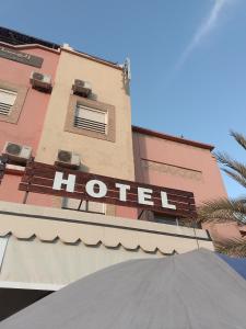 una señal de hotel en el lateral de un edificio en Hotel Des voyageur, en Ouarzazate
