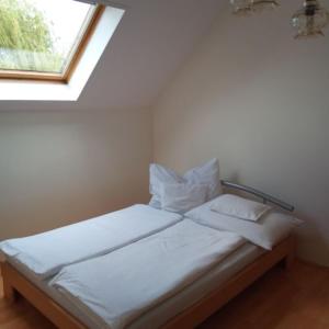 Ένα ή περισσότερα κρεβάτια σε δωμάτιο στο Strandi Apartmanok- Levente