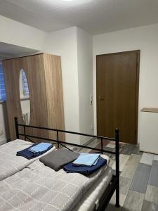 een slaapkamer met een bed met blauwe handdoeken bij Ferienwohnung am Moor in Rehden